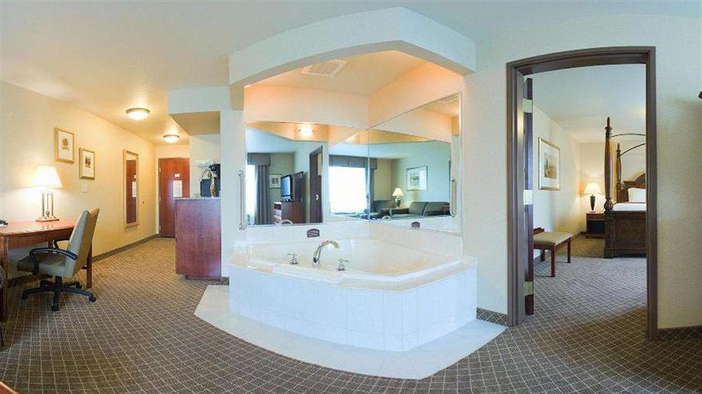 Holiday Inn Express & Suites Wausau By Ihg Weston Екстериор снимка