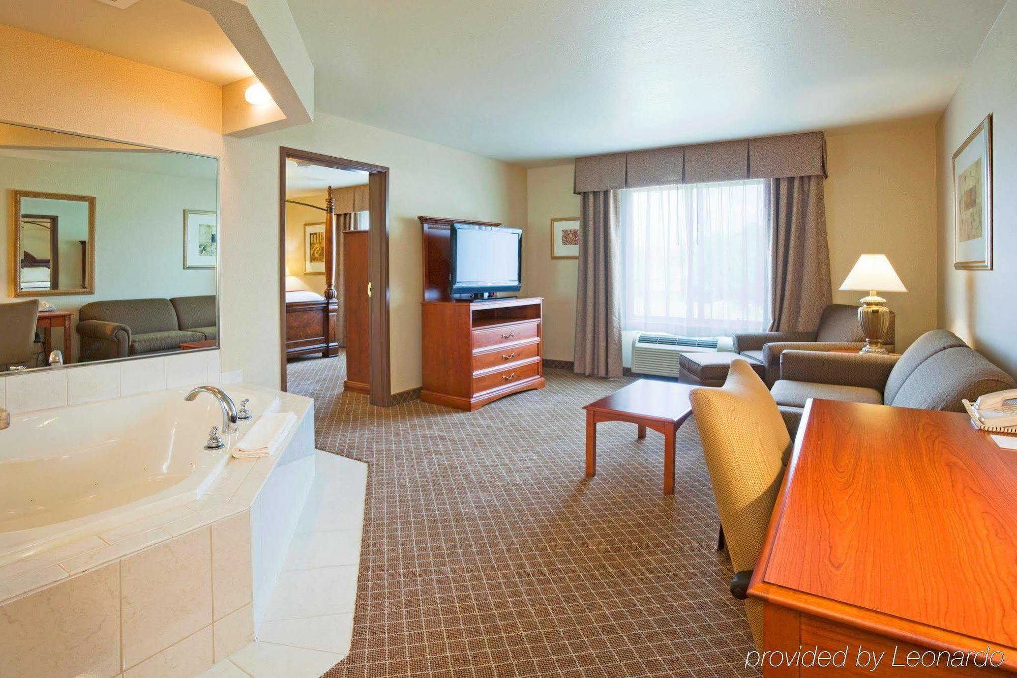 Holiday Inn Express & Suites Wausau By Ihg Weston Екстериор снимка